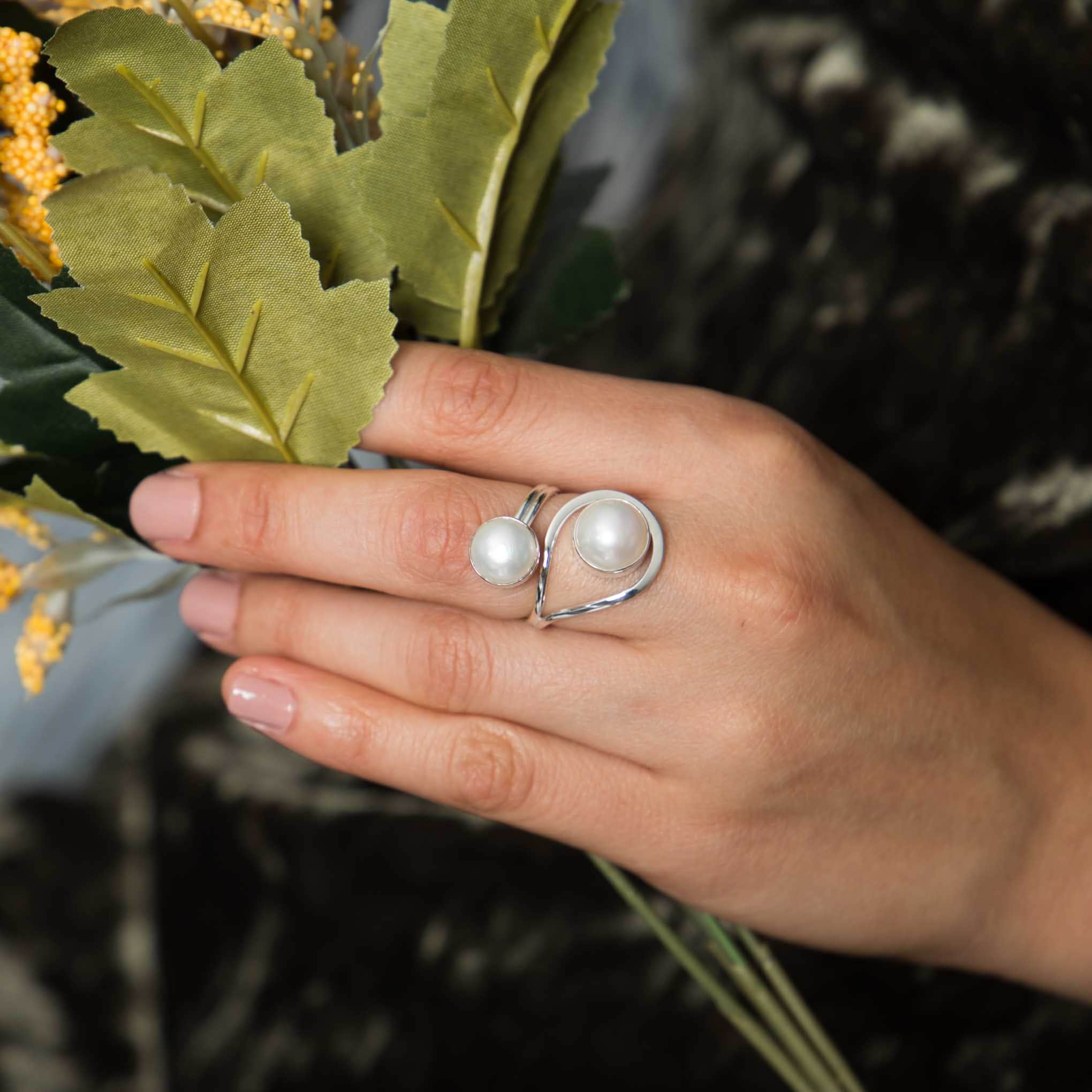 Anillo doble perlas biseladas en gota de plata