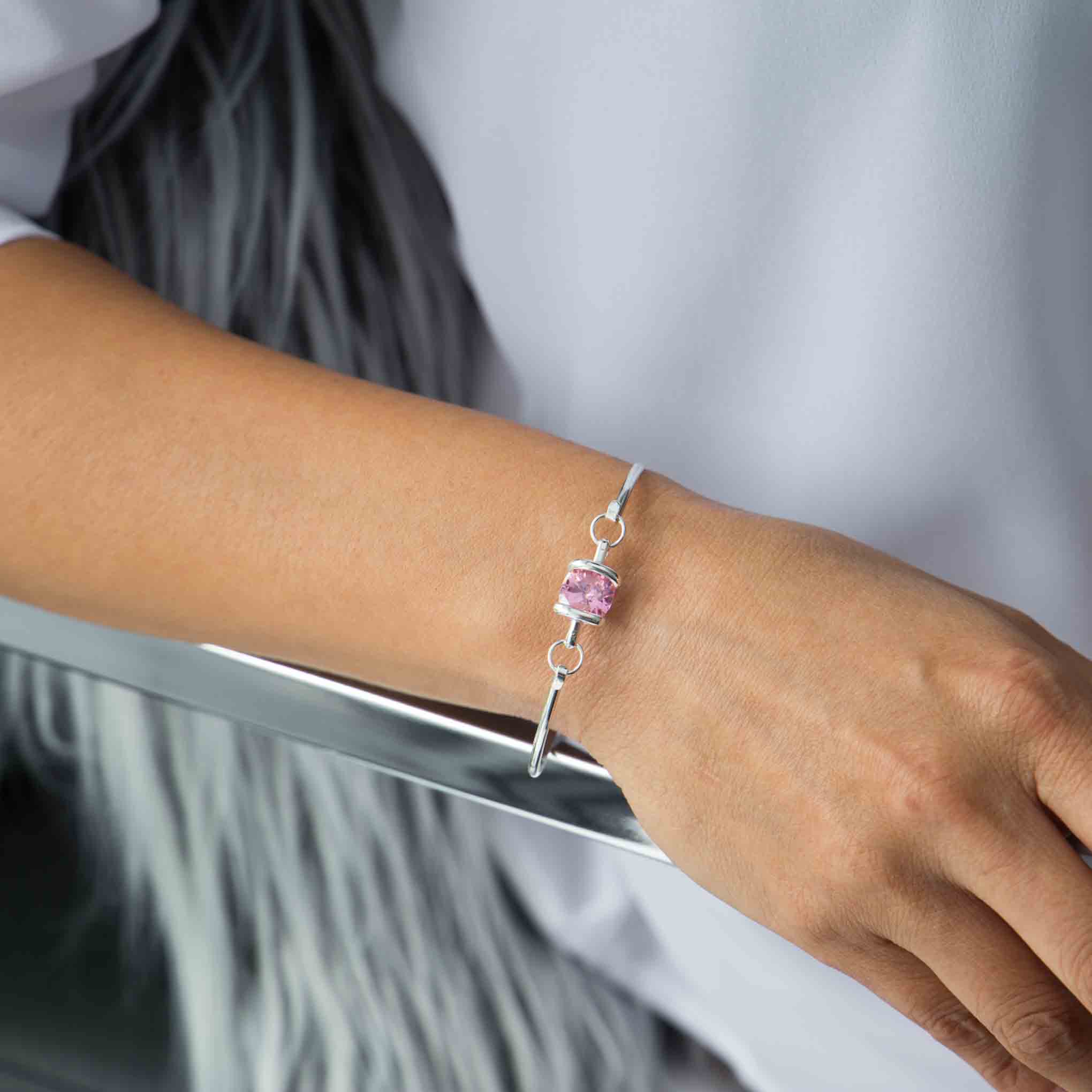 Brazalete delgado de plata con zirconias