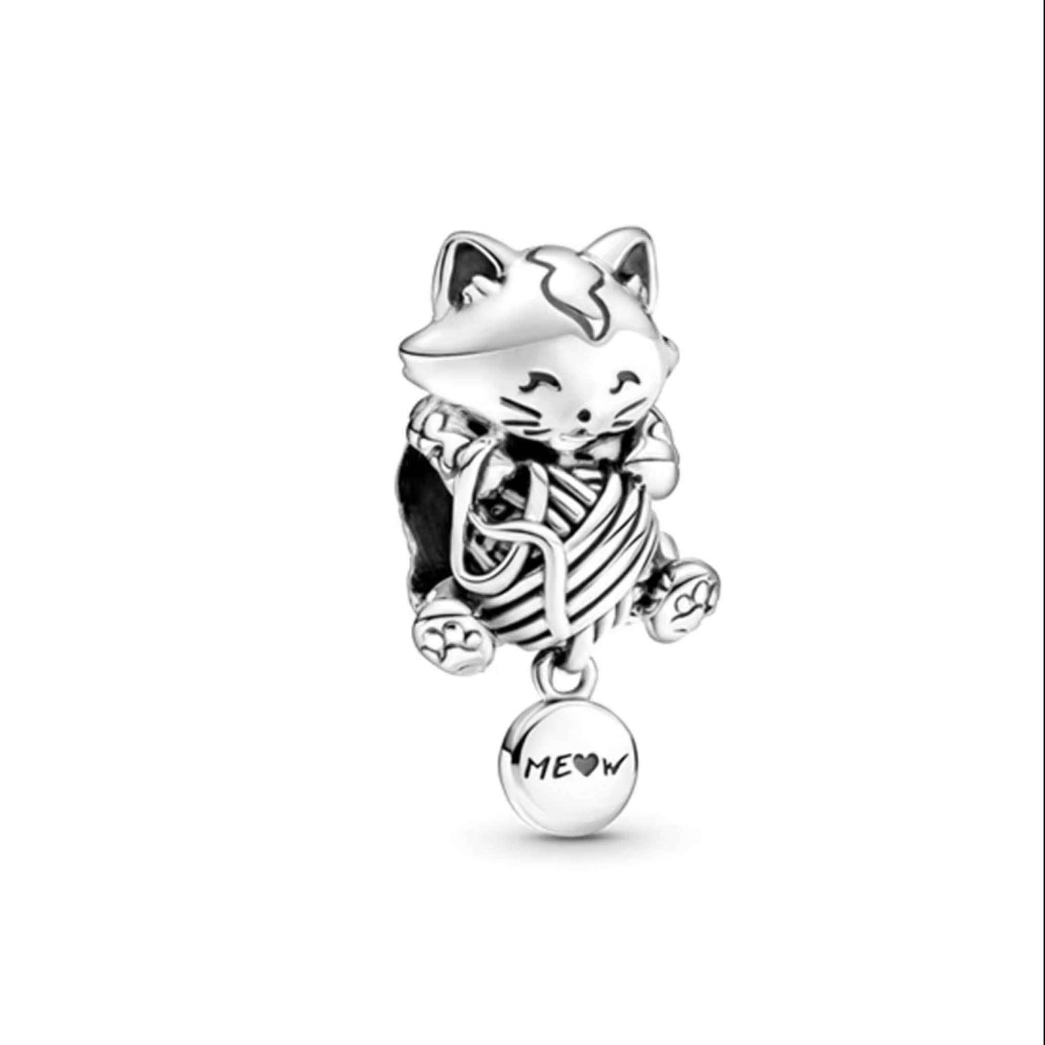 Dije con chapa de plata tipo charm gatito con bola de estambre de plata mexicana